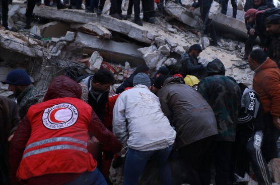 지난 6일 튀르키예 동남부에서 발생한 대형 지진으로 피해를 입은 시리아에서 시리아적신월사 직원과 봉사원들이 구호활동을 펼치고 있다. 사진제공=시리아적신월사[단박에 - CBC뉴스 | CBCNEWS]
