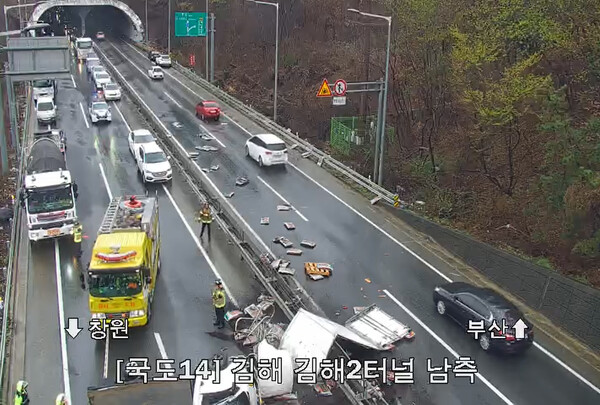고속도로교통상황, 국도14호선 김해2터널 앞 교통사고 (사진 국도교통부 김해2터널 CCTV)