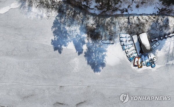 얼음 속에서 봄 기다리는 낚싯배 /사진=연합뉴스