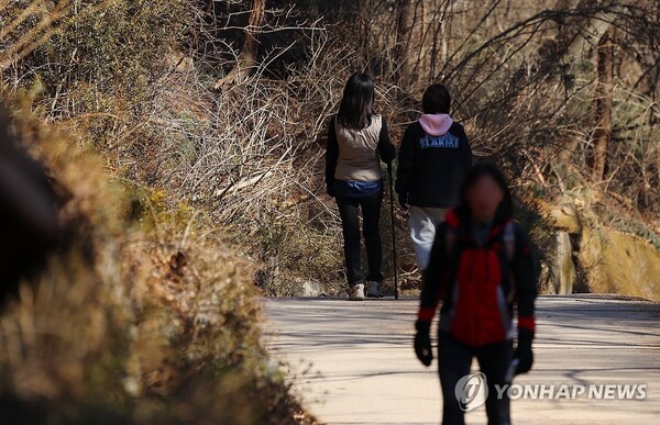 산행 즐기는 시민들 / 서울=연합뉴스