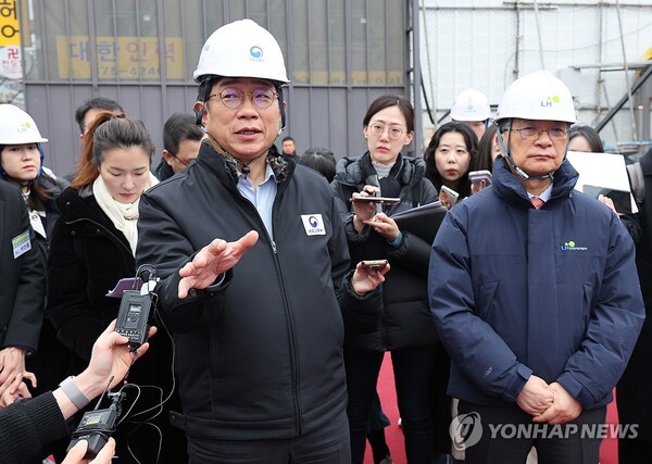 박상우 국토교통부 장관이 5일 서울 은평구 신축매입임대 주택공급 현장을 방문해 이한준 한국토지주택공사 사장 등과 함께 공사 현장을 둘러보고 있다. 사진=연합뉴스.