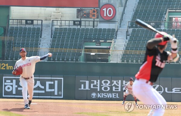 9일 부산 사직야구장에서 열린 2025 신한 SOL 뱅크 KBO리그 KIA 타이거즈-롯데 자이언츠의 시범경기. 올해부터 도입된 피치클록이 적용되고 있다. 사진=연합뉴스